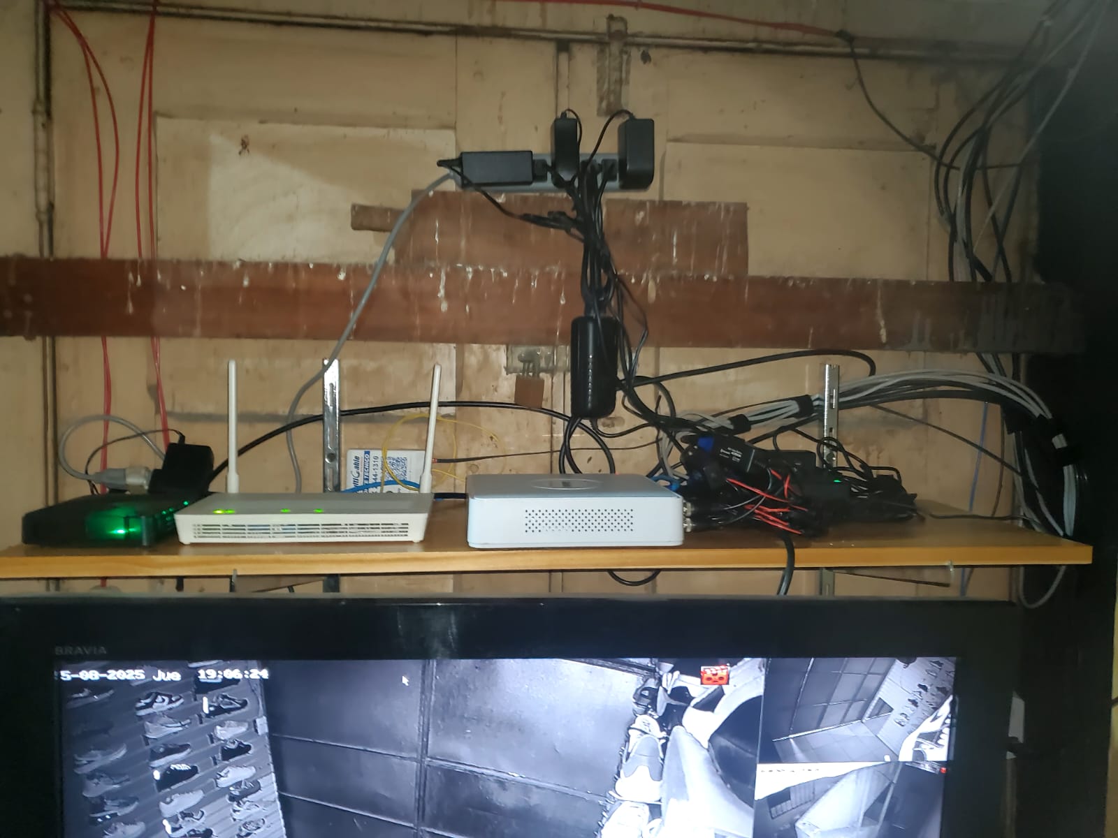 DVR y router limpios y ordenados